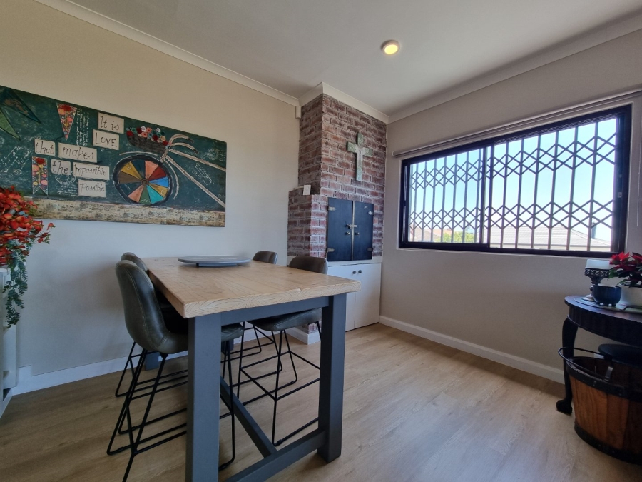 4 Bedroom Property for Sale in Wavecrest Eastern Cape